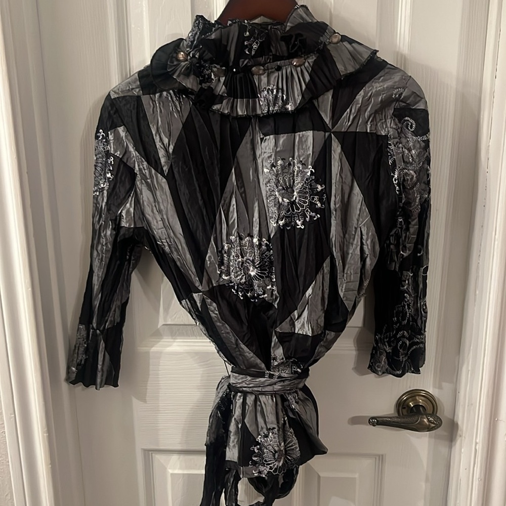 ALEXANDRA ROSATI CHIC BLACK AND GRAY RUFFLE BLOUSE MEDIUM - Picture 3 of 4